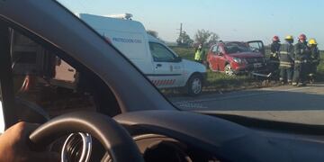 El Renault Clío sufrió daños importantes debido al vuelco\u002E (@Evange74)