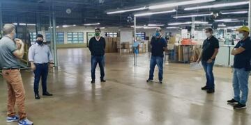 Martínez, Alarcón y los directivos de la empresa recorrieron la planta este lunes\u002E