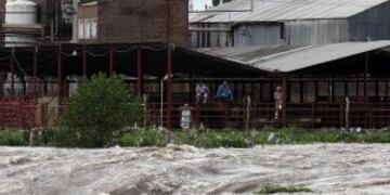 Una camioneta fue arrastrada por un arroyo, rescataron a los ocupantes, pero el vehículo se perdió en el agua