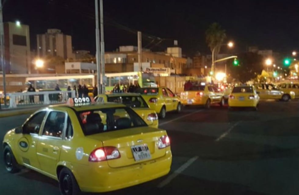 Taxistas cortaron el Puente Sarmiento pidiendo más seguridad