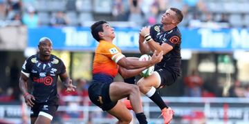 Flyhalf Curwin Bosch of the Sharks (R) and right winger Santiago Carreras of the Jaguares clash during the Super Rugby match between the Sharks of South Africa and the Jaguares of Argentina at the Kings Park Rugby Stadium in Durban on March 7, 2020\u002E (Photo by ANESH DEBIKY / AFP)
