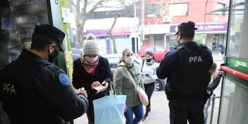 Controles en Provincia de Buenos Aires este viernes 19 de junio de 2020, día en el que entraron en vigencia las nuevas restricciones para el transporte público\u002E (Clarín)