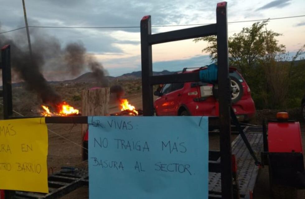 Vecinos de Km 18 cortan el ingreso a la escombrera impidiendo el paso de camiones