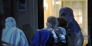 Trasladan a pacientes infectados un geriátrico del barrio de la Recoleta\u002E (Foto: Clarín)