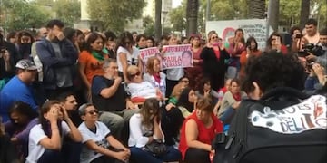 Los padres de Paula Perassi recibieron entre llantos la lectura de la absolución de los nueve implicados en el crimen de su hija\u002E (Captura de pantalla)