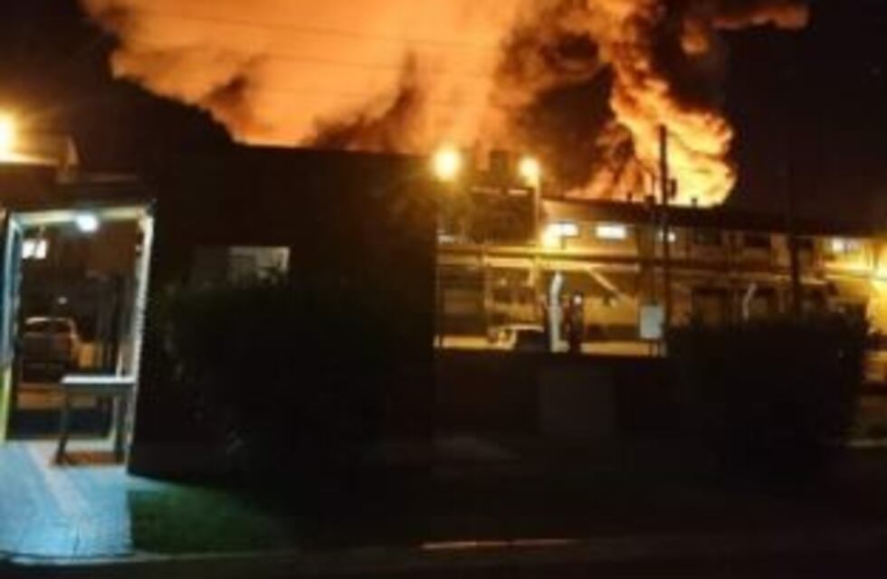Un incendio de grandes proporciones destruyó parte de una fábrica de aerosoles en Garín