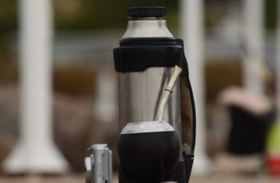 Caminaba por la vereda y quedó herida cuando le cayó un termo en la cabeza