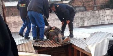 Un obrero está grave tras caer del quinto de piso de una obra en construcción\u002E (Foto: Twitter)