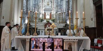 El arzobispo de Rosario, Eduardo Martín, celebró misa en Semana Santa y el encuentro se transmitió en vivo por la cuarentena\u002E (@monicamchavarria)