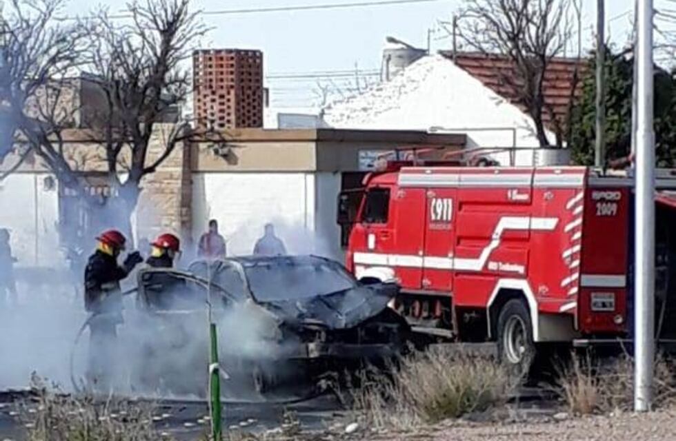 Pérdidas totales: un auto y una moto chocaron y se incendiaron