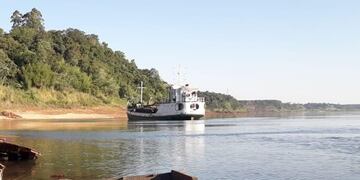 Barcaza de Chaco en el puerto de Eldorado, sobre el Paraná\u002E Son 4 tripulantes y 1 pasajero\u002E Todos en cuarentena en prevención del coronavirus\u002E (Stop Eldorado)