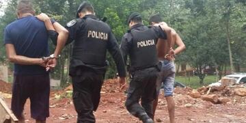Dos de los detenidos son llevados por la policía\u002E