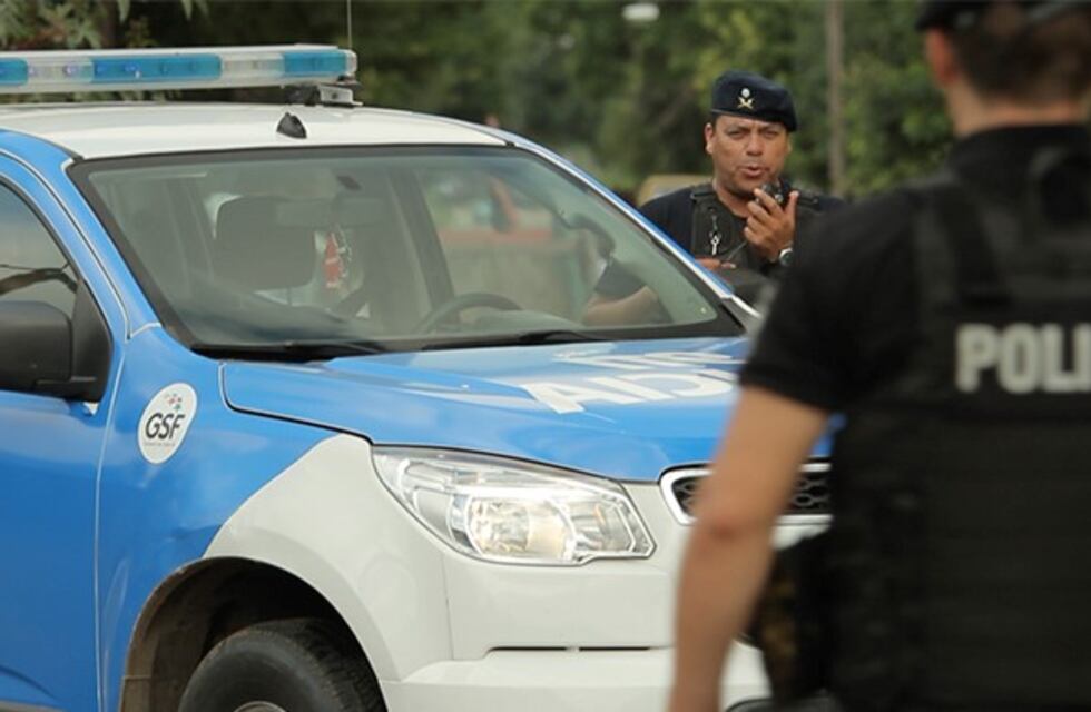 Una mujer trató de evitar a los golpes la detención de su hijo y terminaron todos en la comisaría