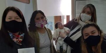 Dos madres inscriben a su beba luego de larga lucha\nCrédito: Facebook