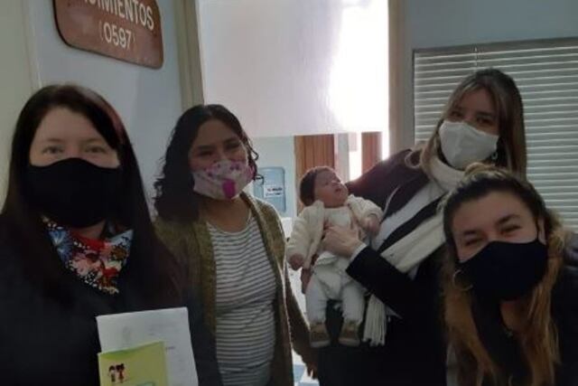 Dos madres inscriben a su beba luego de larga lucha\nCrédito: Facebook