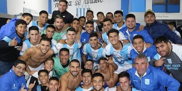 Calidad Rodríguez rodeado por el plantel Albiceleste, en los festejos por ganar el clásico\u002E