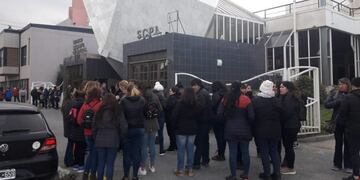 Familiares y amigos aguardaron el arribo\u002E Foto M\u002E Vidal