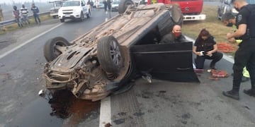 El Chevrolet Vectra quedó detenido sobre la mano que va hacia el norte\u002E (Periódico Síntesis)