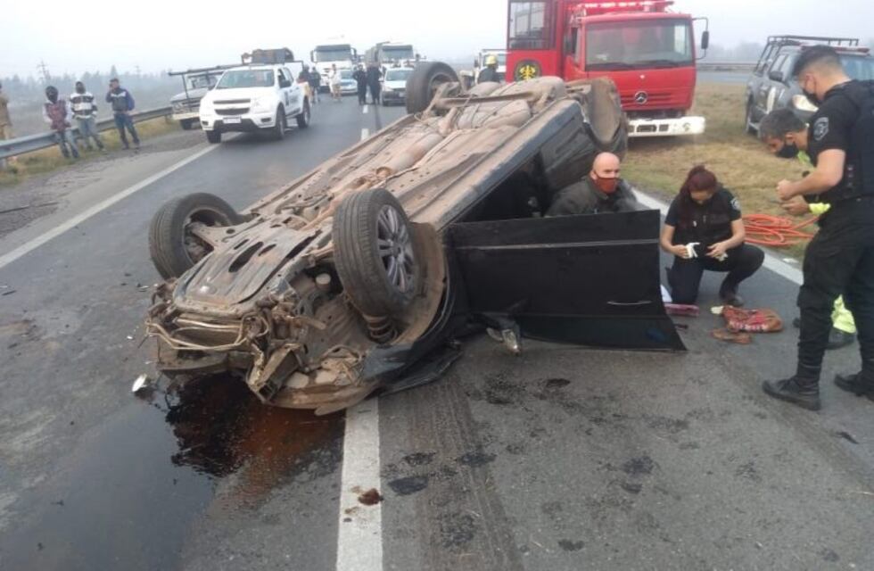 Impresionante choque y doble vuelco complicó tránsito en autopista a Santa Fe