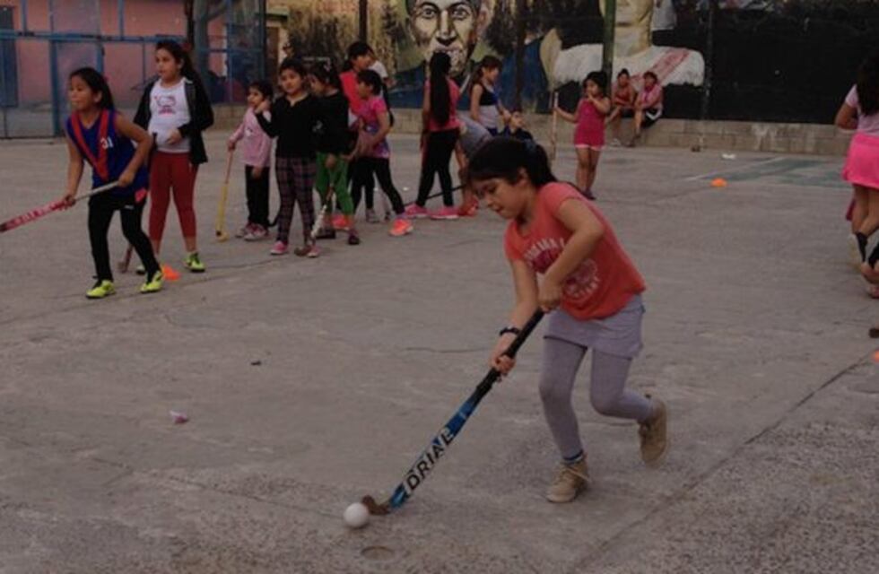 Clases de hockey gratuitas en receso escolar