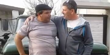 José y Carlos se abrazan\u002E