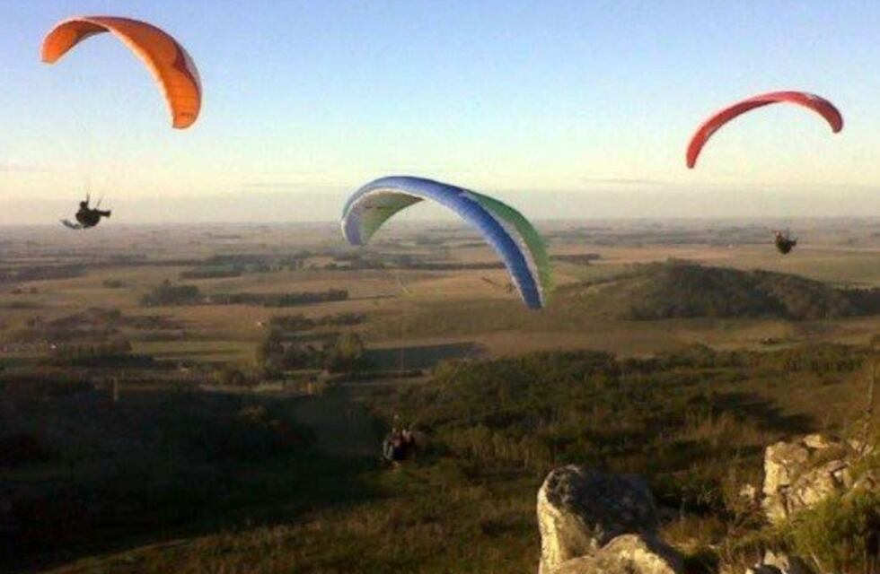 El cielo de Capilla del Monte se llenó de Parapentes