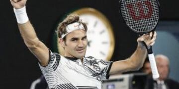 MLB069 MELBOURNE (AUSTRALIA) 26/01/2017.- El tenista suizo Roger Federer celebra su victoria en la semifinal del Abierto de Australia disputada contra su compatriota Stan Wawrinka, en Melbourne (Australia), hoy, 26 de enero de 2017. EFE/MADE NAGI