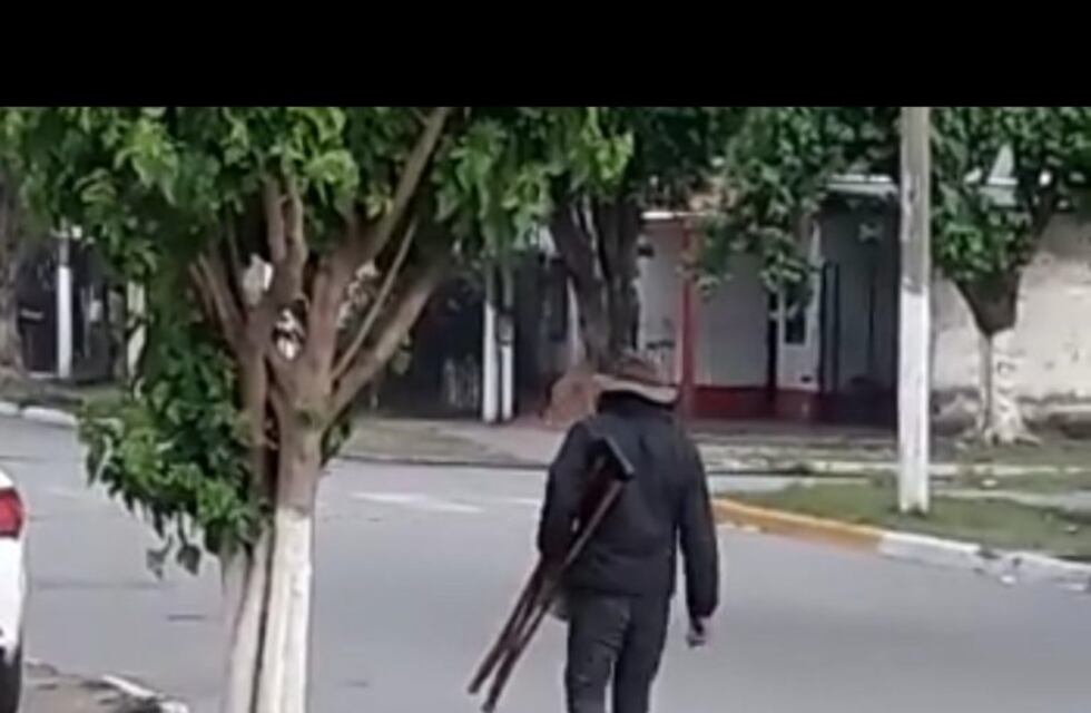 ¿Milagro o avivada?: un hombre que pide limosnas en Yerba Buena pudo caminar a pesar de tener muletas