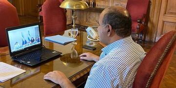 Manzur expuso ante Moroni el plan para el retorno a la actividad económica y productiva\u002E Foto: Juan Manzur\u002E