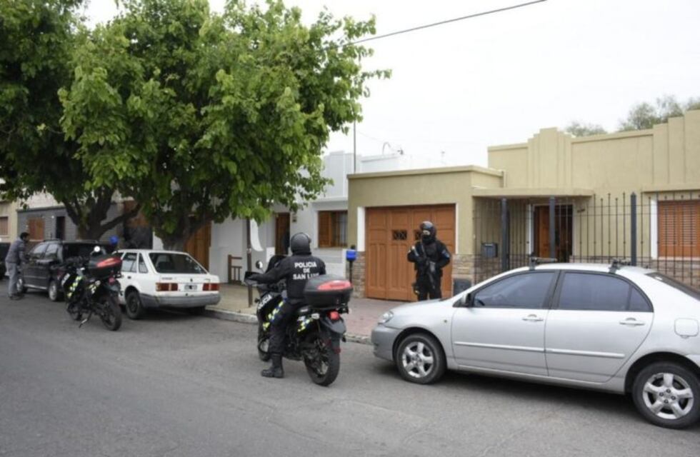 Buscan a un delincuente que se metió en tres casas del centro puntano