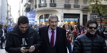 DYN52, BUENOS AIRES 10/05/17, MARCHA CONTRA EL 2X1\u002EFOTO:DYN/RODOLFO PEZZONI\u002E ciudad de buenos aires victor hugo morales repudio a la aplicacion del 2x1 para represores presos por crimenes de lesa humanidad protestas contra el fallo de la corte suprema aplicando el 2x1 a favor de los genocidas
