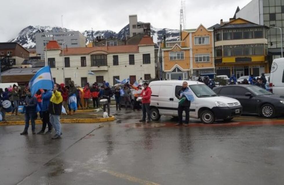 12O: Ushuaia se sumo al banderazo nacional