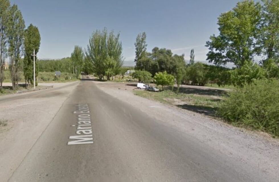 Trató de pasar un camión, salió despedido de la moto y murió en el acto