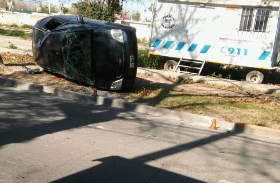 Se entregó solo: Volcó frente a una garita policial
