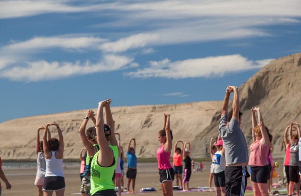 Yoga gratuito al aire libre en la villa balnearia RadaTilly