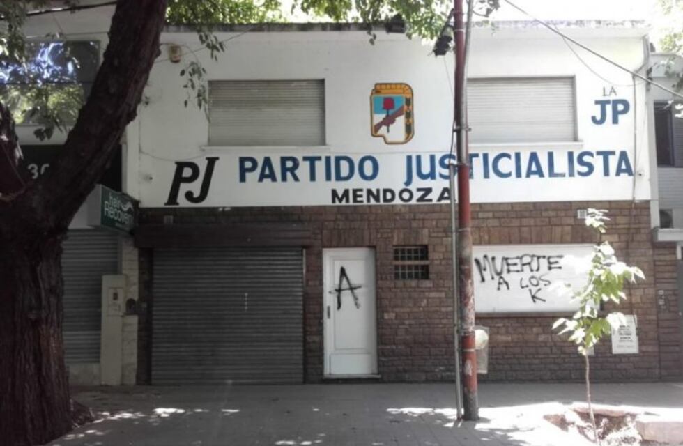 Atacaron la sede del PJ mendocino: "Muerte a los K"