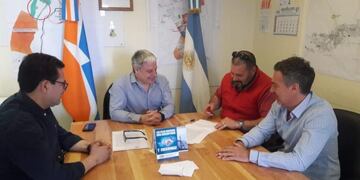 El ministro de Obras y Servicios Públicos Luis Vázquez, el secretario de Enlace con Entes Gastón Nuñez Olivera, el secretario de Defensa del Consumidor Adrián Lungwitz y el representante de la empresa contratista Alberto Grenz\u002E