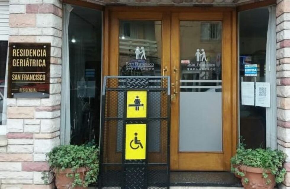 Entró a un geriátrico a pedir información y se robó el celular de la encargada