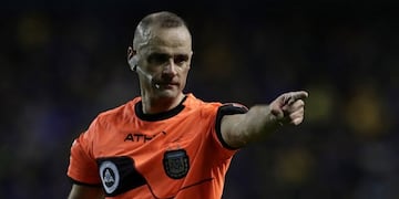 Argentine referee Diego Abal conducts the Argentina First Division Superliga football tournament match between Boca Juniors and Huracan at La Bombonera stadium in Buenos Aires, on July 28, 2019\u002E (Photo by Alejandro PAGNI / AFP) cancha boca juniors diego abal futbol torneo superliga de primera division futbol futbolistas boca juniors huracan