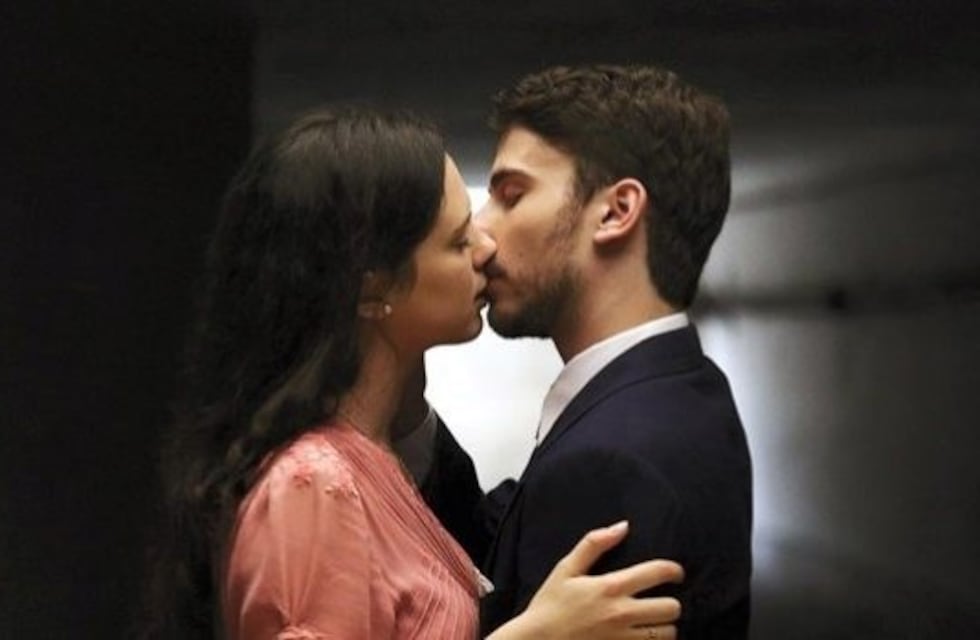 "Argentina, tierra de amor y venganza": así fue el apasionado primer beso entre Lucía y Bruno