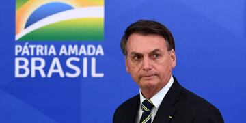 (FILES) In this file picture taken on April 24, 2020 Brazil's President Jair Bolsonaro arrives for a press conference in Brasilia, on April 24, 2020\u002E - Brazilian supreme court judge Celso de Mello on April 27, 2020 ordered an investigation into accusations by ex-justice and security minister Sergio Moro that President Jair Bolsonaro sought to \