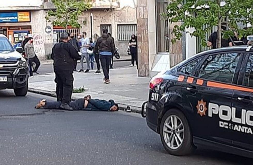 Seguirá preso motochorro que cayó al suelo tras un robo y fue retenido por vecinos