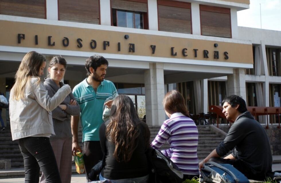 Un egresado de la UNCuyo no quiere jurar ni por Dios ni por la Patria, sólo por su honor