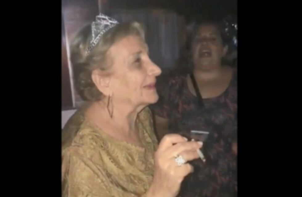 Rosarino grabó a su abuela que para celebrar 80 años fumó marihuana y el video se hizo viral
