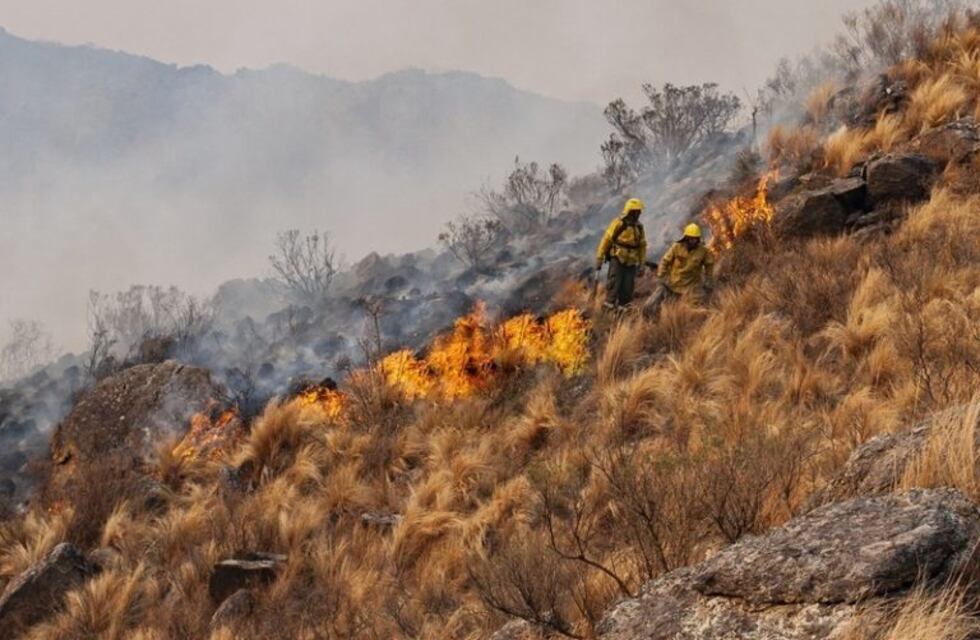 Dos cuadrillas de brigadistas intentan contener el incendio del Ambato