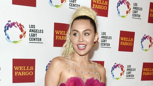 FILE - In this Nov\u002E 7, 2015 file photo, honoree Miley Cyrus poses at the Los Angeles LGBT Center's 46th Anniversary Gala Vanguard Awards in Los Angeles\u002E Cyrus is taking issue with the CW series, “Supergirl,” because she says “having a show with a gender attached to it is weird\u002E” The pop singer tells Variety in an interview published online on Oct\u002E 11, 2016, the actress who plays the title character, Melissa Benoist, is a woman, “not a little girl\u002E” She also questions “what if you’re a little boy who wants to be a girl so bad that this makes you feel bad” (Photo by Chris Pizzello/Invision/AP, File) eeuu Miley Cyrus cantante musica musico aniversario premios vanguard