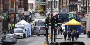 Mayor of London Sadiq Khan (3R) and Metropolitan Police Commissioner Cressida Dick (4R) walk along Borough High Street in London on June 5, 2017, as the visit the site of the June 3 terror attack, near to Borough Market.nBritish police on Monday made several arrests in two dawn raids following the June 3 London attacks, claimed by the Islamic State group which left seven people dead. / AFP PHOTO / Justin TALLIS