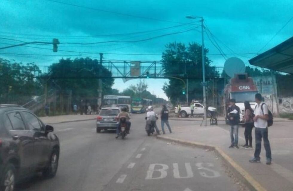 Un nene de 11 años cayó de un puente peatonal en Bernal: está internado en grave estado