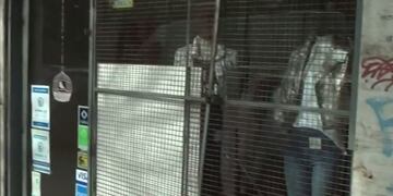 Robaron un local de ropa frente al Ministerio de Seguridad bonaerense\u002E