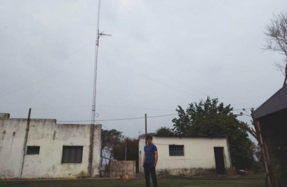 No podía usar la cámara web porque no tenía buena señal y la docente lo echó de la clase